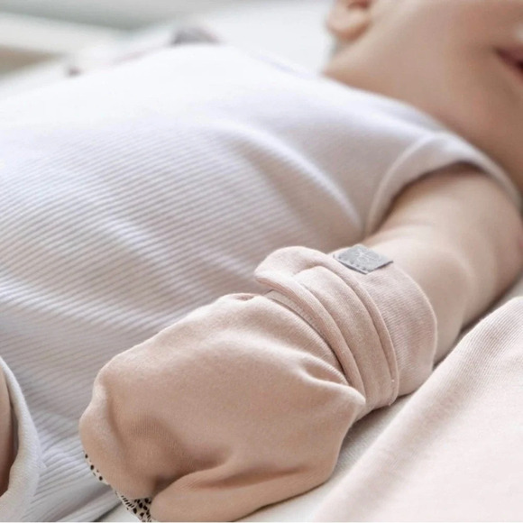 Organic Goumi Baby Mitts, Anti-Scratch 0-3mth Mittens Soft Stay-On Mitts NEW - Picture 1 of 8